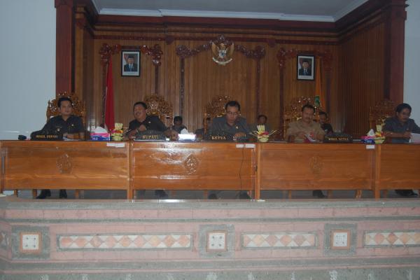 Pimpinan Daerah Kabupaten Jembrana Dalam Rapat Paripurna DPRD
