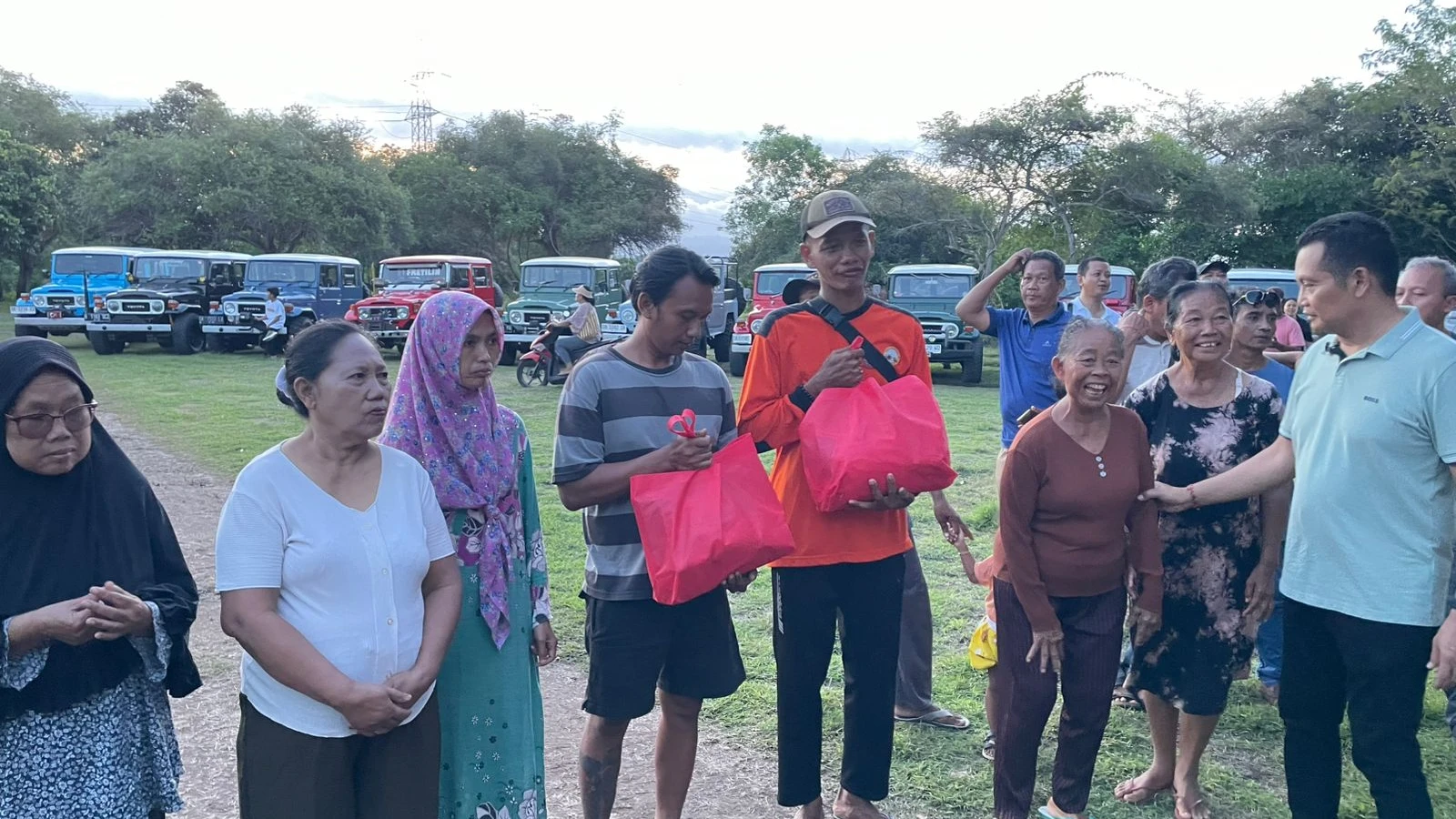 Melali Sambil Berbagi, Sahabat Hardtop Negaroa Berbagi Paket Sembako di Gilimanuk