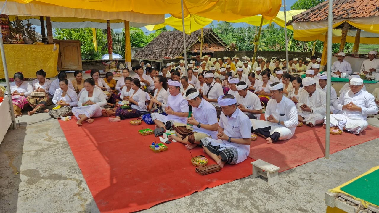 Bupati Kembang Hartawan Hadiri Persembahyangan di Pura Ulunsuwi Taman Sari Subak Benel