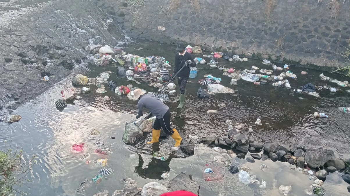 Turun ke Sungai, Dinas LH Perkim Jembrana Sisir Sampah Liar dan Perkuat Pengawasan  dengan KSM