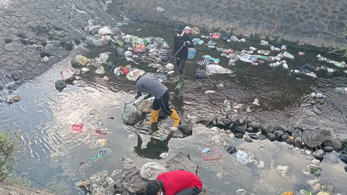 Turun ke Sungai, Dinas LH Perkim Jembrana Sisir Sampah Liar dan Perkuat Pengawasan  dengan KSM