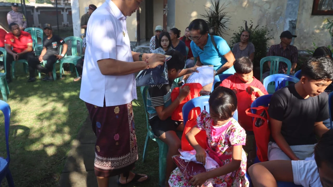 Lewat CSR BUMDesma, Bupati Kembang Bantu Seragam Anak Yatim
