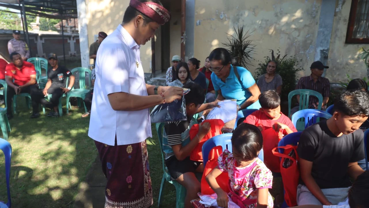 Lewat CSR BUMDesma, Bupati Kembang Bantu Seragam Anak Yatim