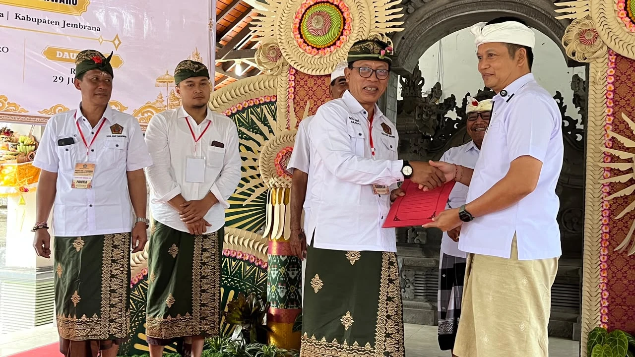 Bupati Hingga Kepala OPD Kompak Hadiri Pengukuhan Bendesa Adat Dauhwaru
