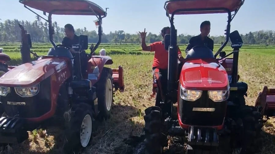 Dukung Ketahanan Pangan, Bupati Kembang Serahkan 4 Unit Traktor Roda Empat untuk Petani