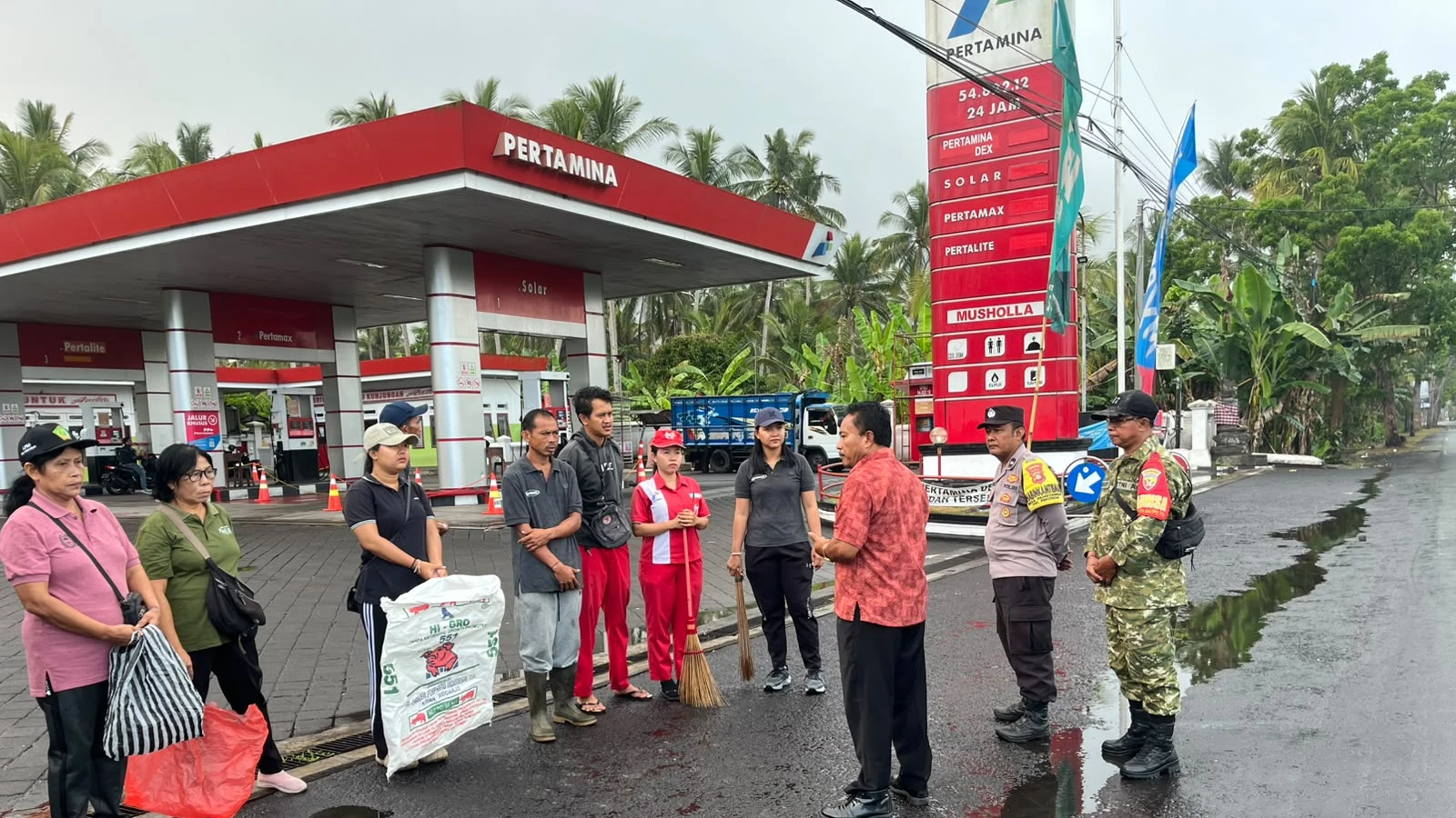 Bupati Kembang Gerakkan  ASN dan Masyarakat Gotong Royong Pasca Antrean Panjang di SPBU