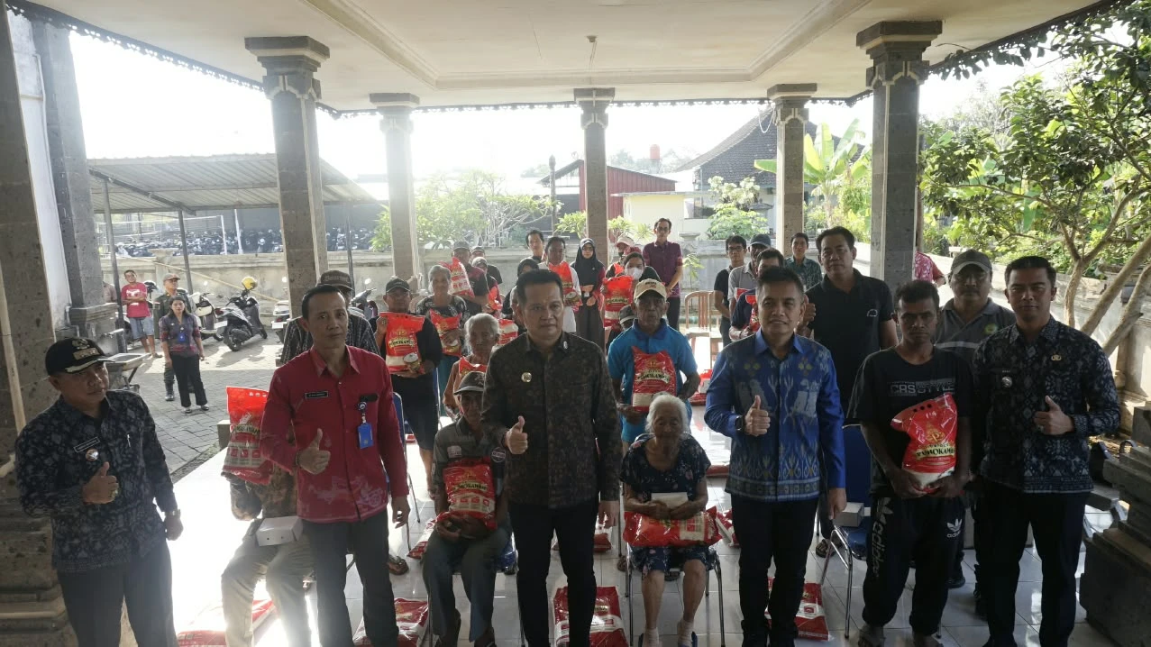 Pemkab Jembrana Salurkan Beras 15 Kg per bulan  Untuk Ratusan  Lansia Kurang Mampu