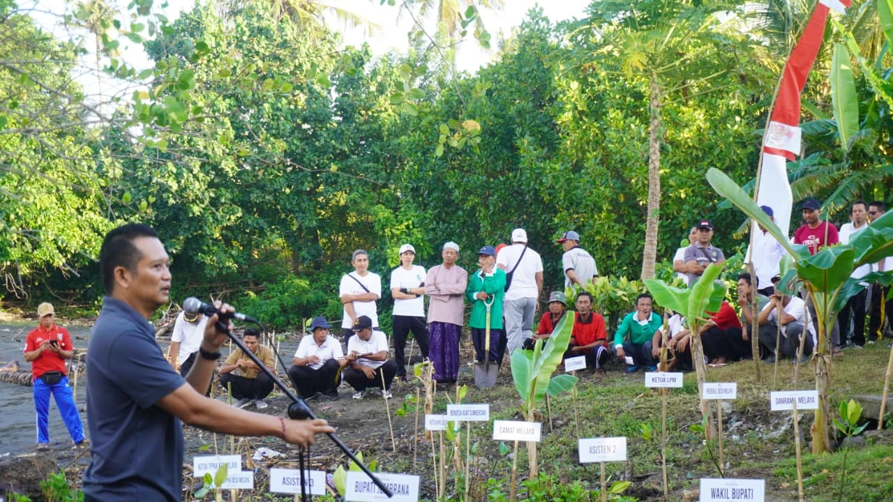Bupati Kembang Hartawan Canangkan BBGRM dan HKG PKK ke-54 di Pantai Keramat: "Gotong Royong Adalah Nafas Bernegara"