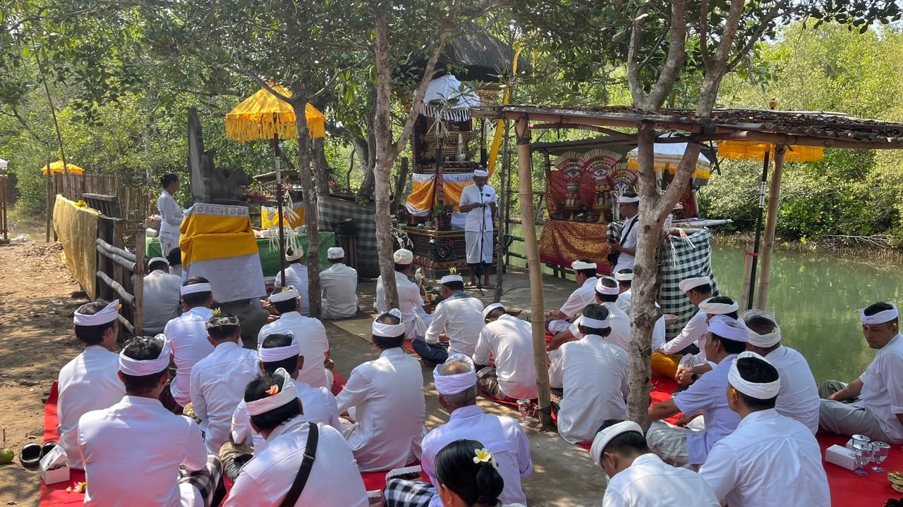Momentum Tumpek Wayang, Pemkab Jembrana Gelar Persembahyangan, Sosialisasi Pembangunan PLTS Hingga Aksi Bersih-Bersih Sampah
