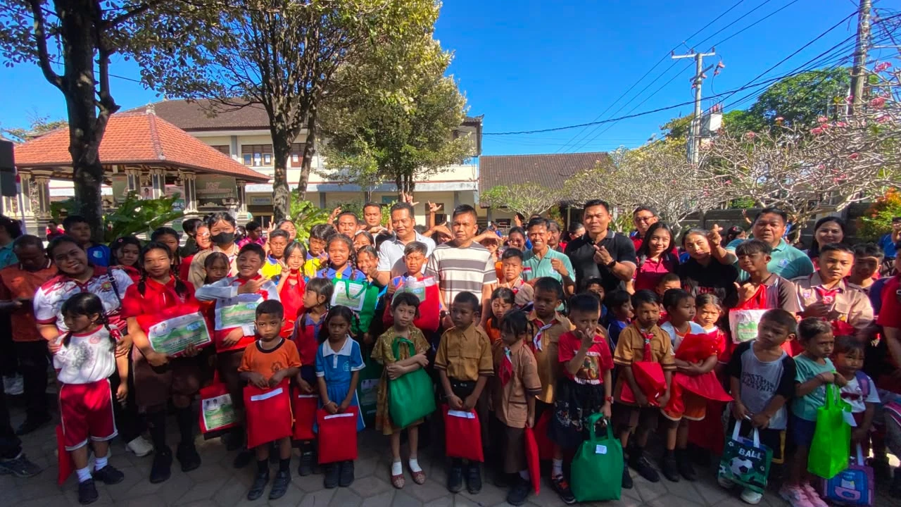 Sinergi Pemkab Jembrana dengan swasta, Kembang - Ipat salurkan ratusan seragam bagi siswa kurang mampu