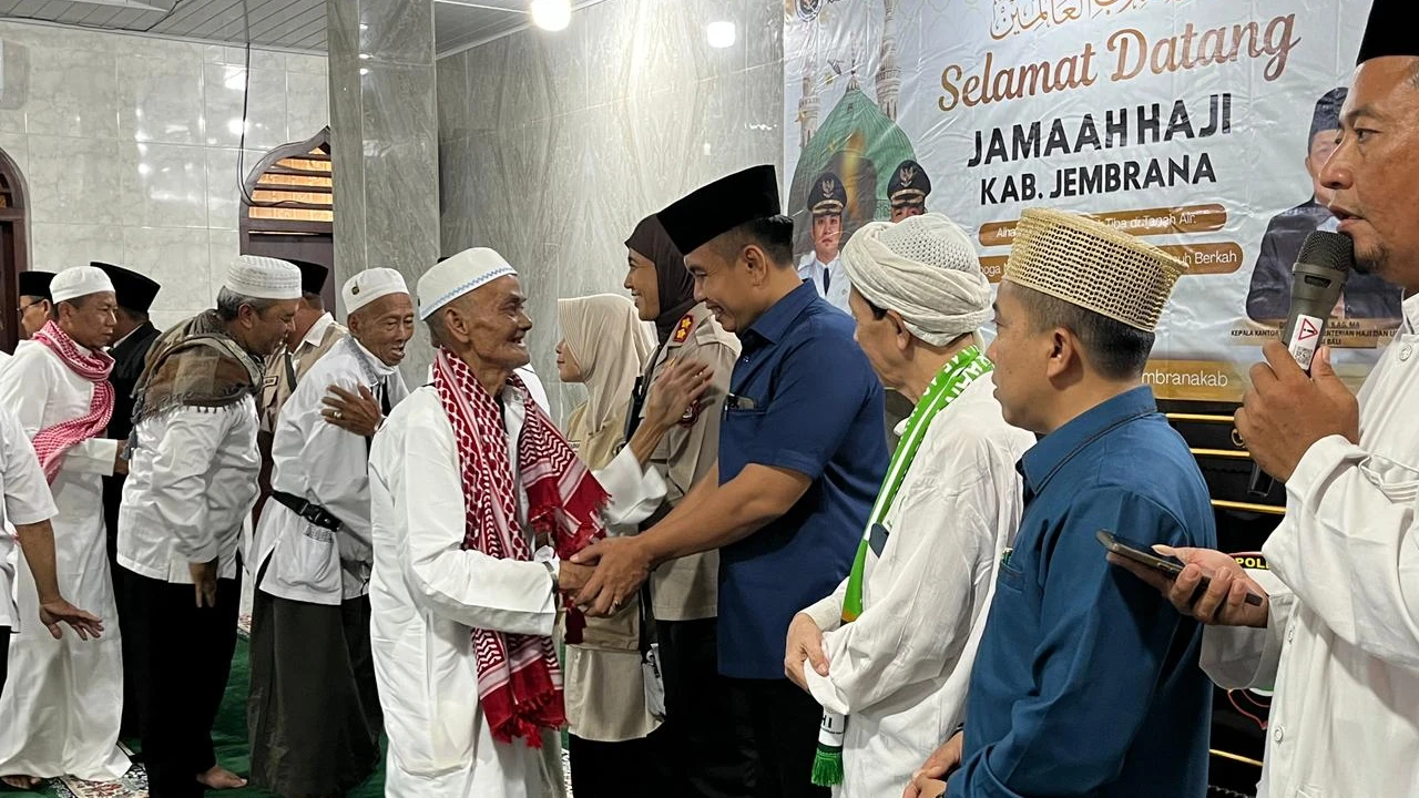 Suasana Bahagia Sambut Kedatangan Jemaah Haji Jembrana