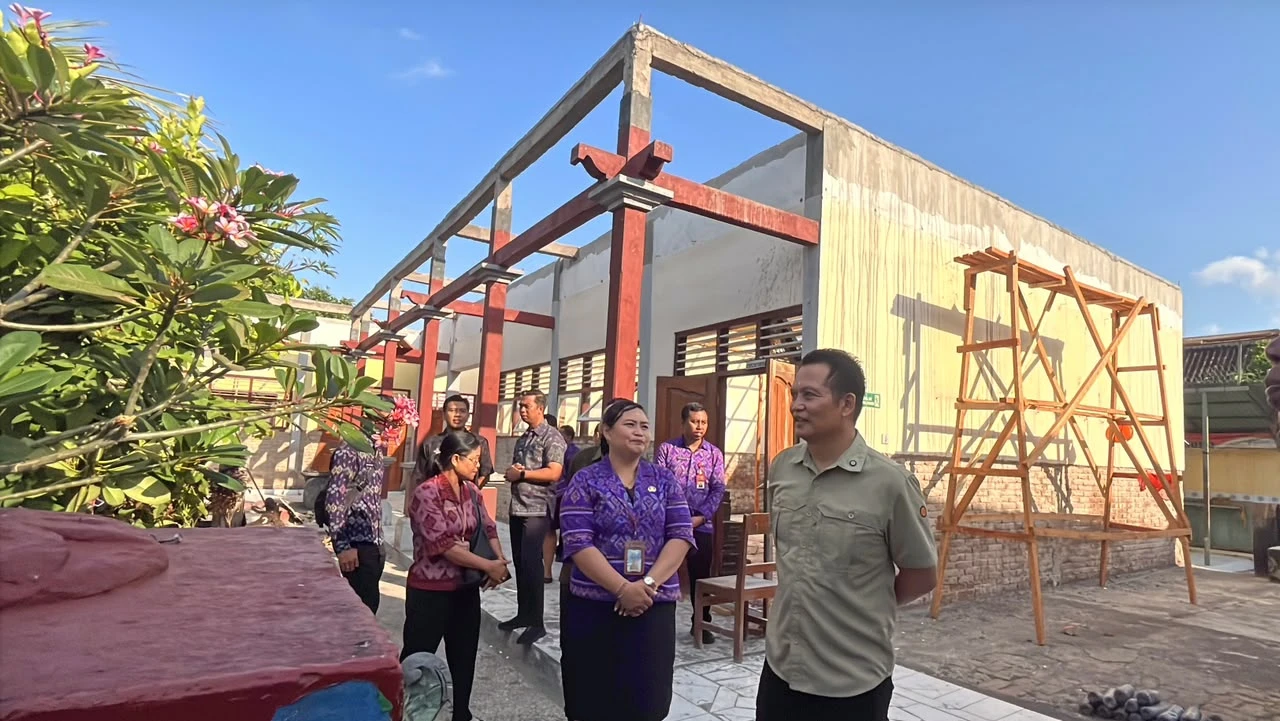 Bupati Kembang Tinjau Langsung Perbaikan Sejumlah SD