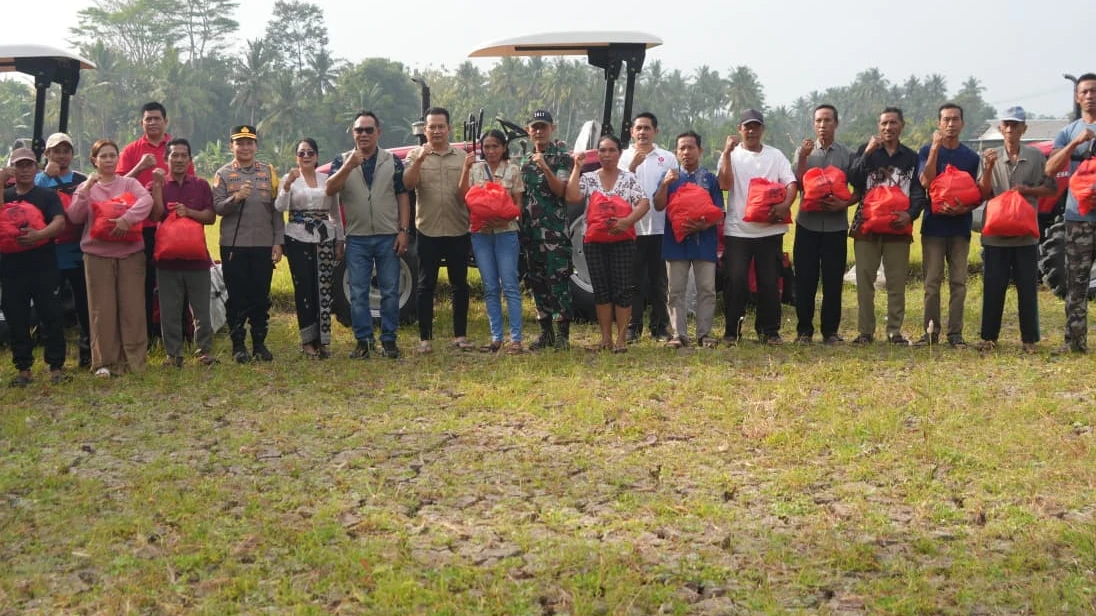 Difasilitasi DPR RI I Nyoman Adi Wiryatama, 5 Unit Traktor Roda Empat dari Pusat diserahkan ke Petani Jembrana