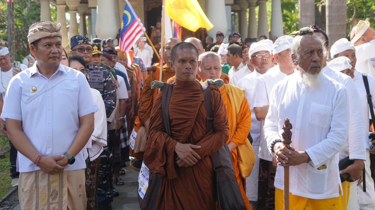 Bupati Kembang Iringi Keberangkatan 58 Bhikkhu Thudong dari Bali Menuju Jawa