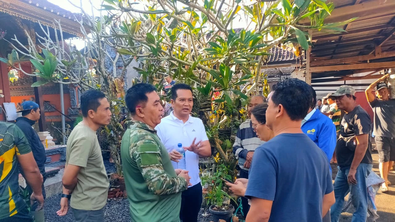 Bupati Kembang Sambangi Korban Kebakaran di Pekutatan