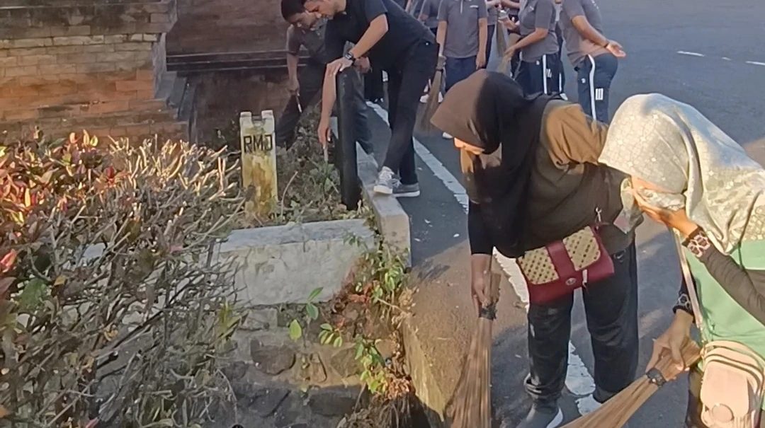 Rawat  Aset Daerah, ASN Jembrana Gotong Royong di Terminal Cargo