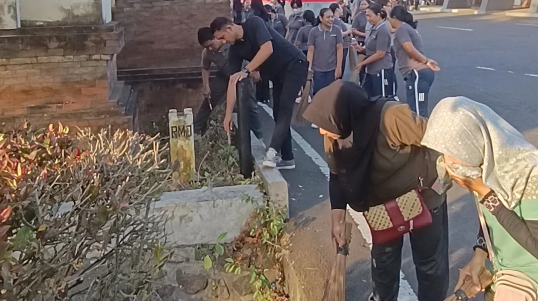 Rawat  Aset Daerah, ASN Jembrana Gotong Royong di Terminal Cargo