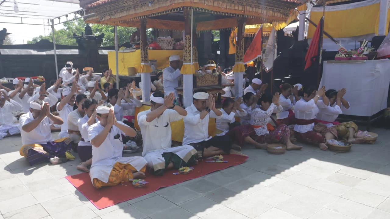 Wabup Ipat Hadiri Pujawali Pura Melanting Pasar Umum Negara, Doakan Stabilitas Ekonomi Jembrana