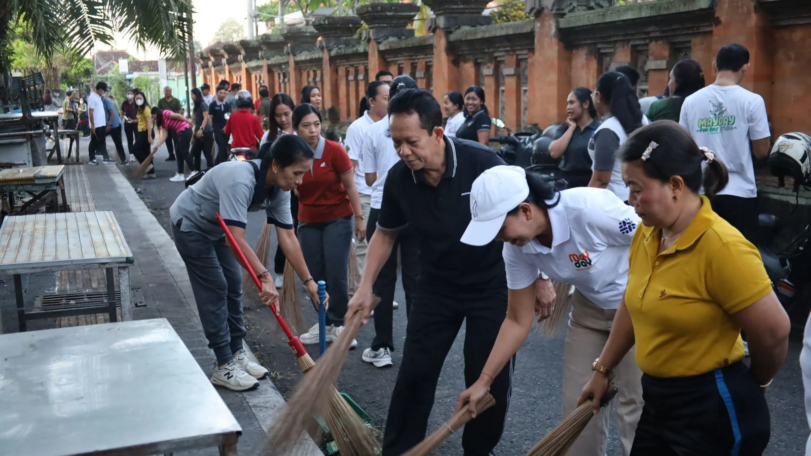 Jaga Kenyamanan Pasar Tradisional, ASN Pemkab Jembrana Hadir Gelar Aksi Gotong Royong di Peken Ijo Gading