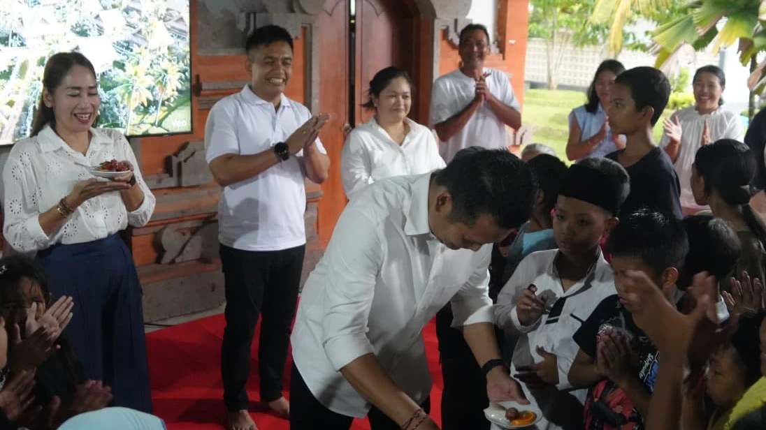 Momen hangat , Bupati Jembrana Berbagi Kisah Hidup Susah Bersama Anak-Anak Kurang Mampu