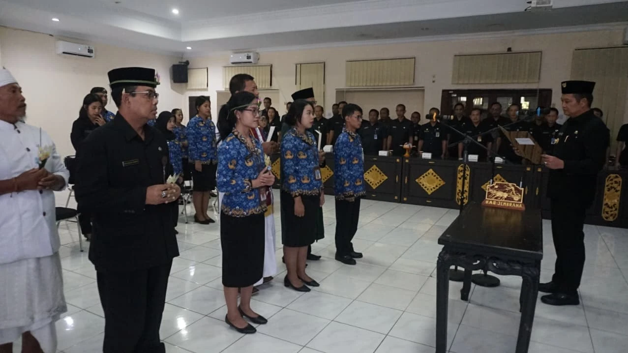 Lantik Pejabat Tinggi dan PNS, Bupati Kembang Tekankan Integritas dan Responsivitas di Media Sosial