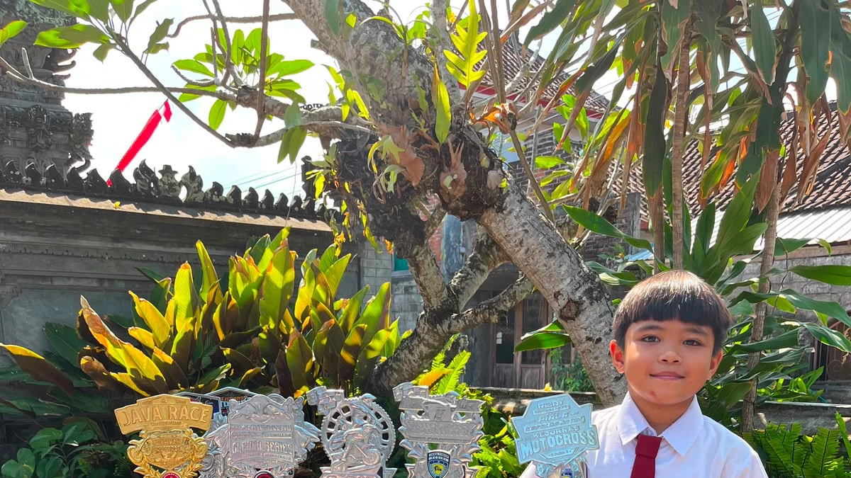 Tampil Impresif, Crosser Cilik Asal Jembrana "Super Boy" Sapu Bersih 4 Gelar Juara Motocross 50cc di Jawa
