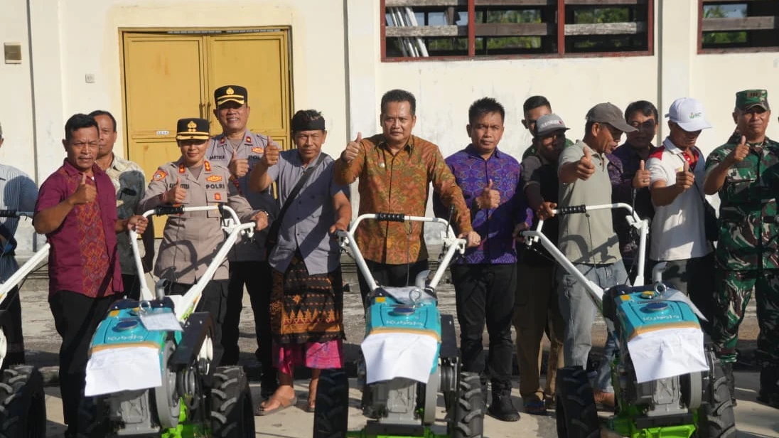 Serahkan Bantuan Traktor, Bupati Kembang Pacu Modernisasi Pertanian di Jembrana