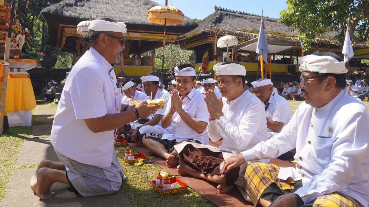 Pemkab Jembrana Gelar Bhakti Penganyar di Pura Mandara Giri Semeru Agung