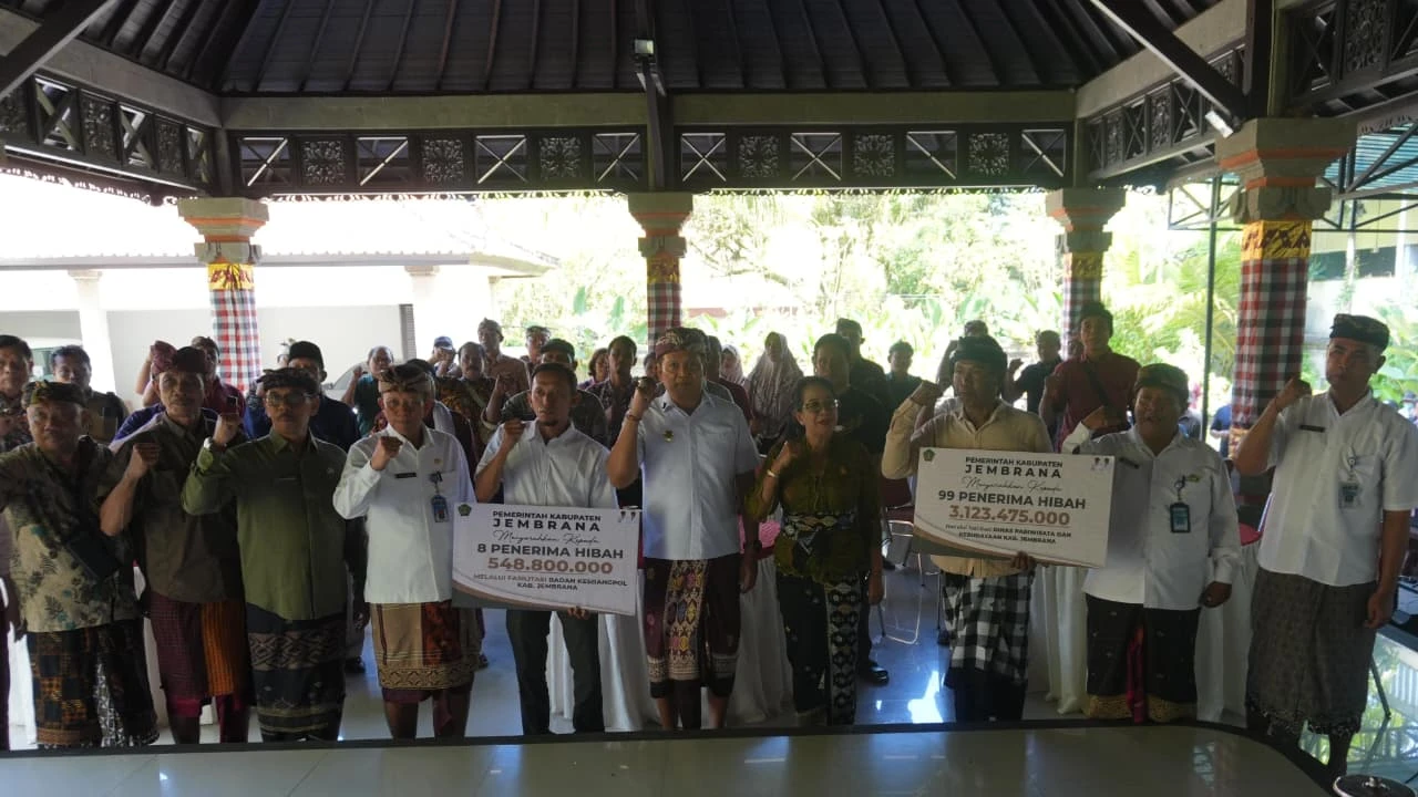 Salurkan Dana Hibah, Bupati Kembang Tekankan Akuntabilitas dan Swadaya Masyarakat